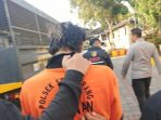 Salah seorang tersangka digelandang ke Mapolresta Mataram untuk menjalani proses hukum, Selasa (14/7). Salah seorang tersangka digelandang ke Mapolresta Mataram untuk menjalani proses hukum, Selasa (14/7).