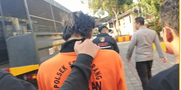 Salah seorang tersangka digelandang ke Mapolresta Mataram untuk menjalani proses hukum, Selasa (14/7). Salah seorang tersangka digelandang ke Mapolresta Mataram untuk menjalani proses hukum, Selasa (14/7).