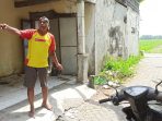 Rudianto, 45, menunjukan lokasi pelaku hendak merampas perhiasan korban. (Foto: Achmad Adi Nurcahya)