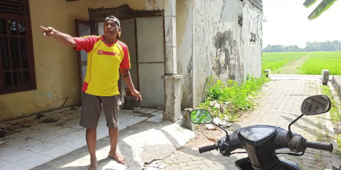 Rudianto, 45, menunjukan lokasi pelaku hendak merampas perhiasan korban. (Foto: Achmad Adi Nurcahya)