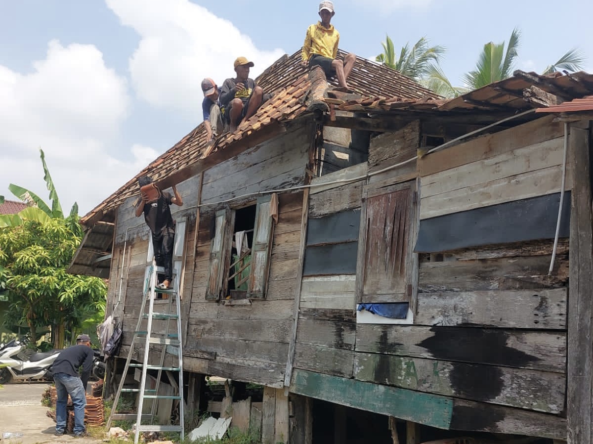 Tangis Haru Guru Ngaji 75 Tahun, Rumah Nyaris Ambruk Kini Jadi Layak Huni Berkat Direnovasi Kapolri 2 Kondisi rumah guru ngaji Ahmad Zaini sebelum direnovasi Kapolri.