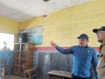 Ketua Komisi D DPRD Kabupaten Sidoarjo Dhamroni Chudlori saat melakukan sidak di SDN Kupang 4. (Foto: Achmad Adi Nurcahya) Ketua Komisi D DPRD Kabupaten Sidoarjo Dhamroni Chudlori saat melakukan sidak di SDN Kupang 4. (Foto: Achmad Adi Nurcahya)