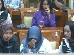 Ibu almarhum santri korban santri terbakar didampingi tim pengacara dari Hotman 911 saat RDPU dengan Komisi III DPR RI, Senin (13/7). Ibu almarhum santri korban santri terbakar didampingi tim pengacara dari Hotman 911 saat RDPU dengan Komisi III DPR RI, Senin (13/7).
