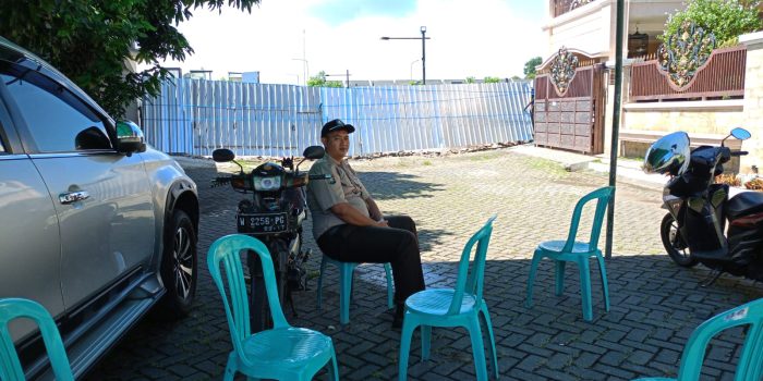 Pagar pembatas Perumahan Mutiara Regency dan Mutiara City yang dibongkar Pemkab Sidoarjo. (Foto: Achmad Adi Nurcahya)