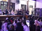 Para LC yang diamankan dalam razia warung remang-remang jalani pemeriksaan di Mako Satpol PP Gresik. Para LC yang diamankan dalam razia warung remang-remang jalani pemeriksaan di Mako Satpol PP Gresik.