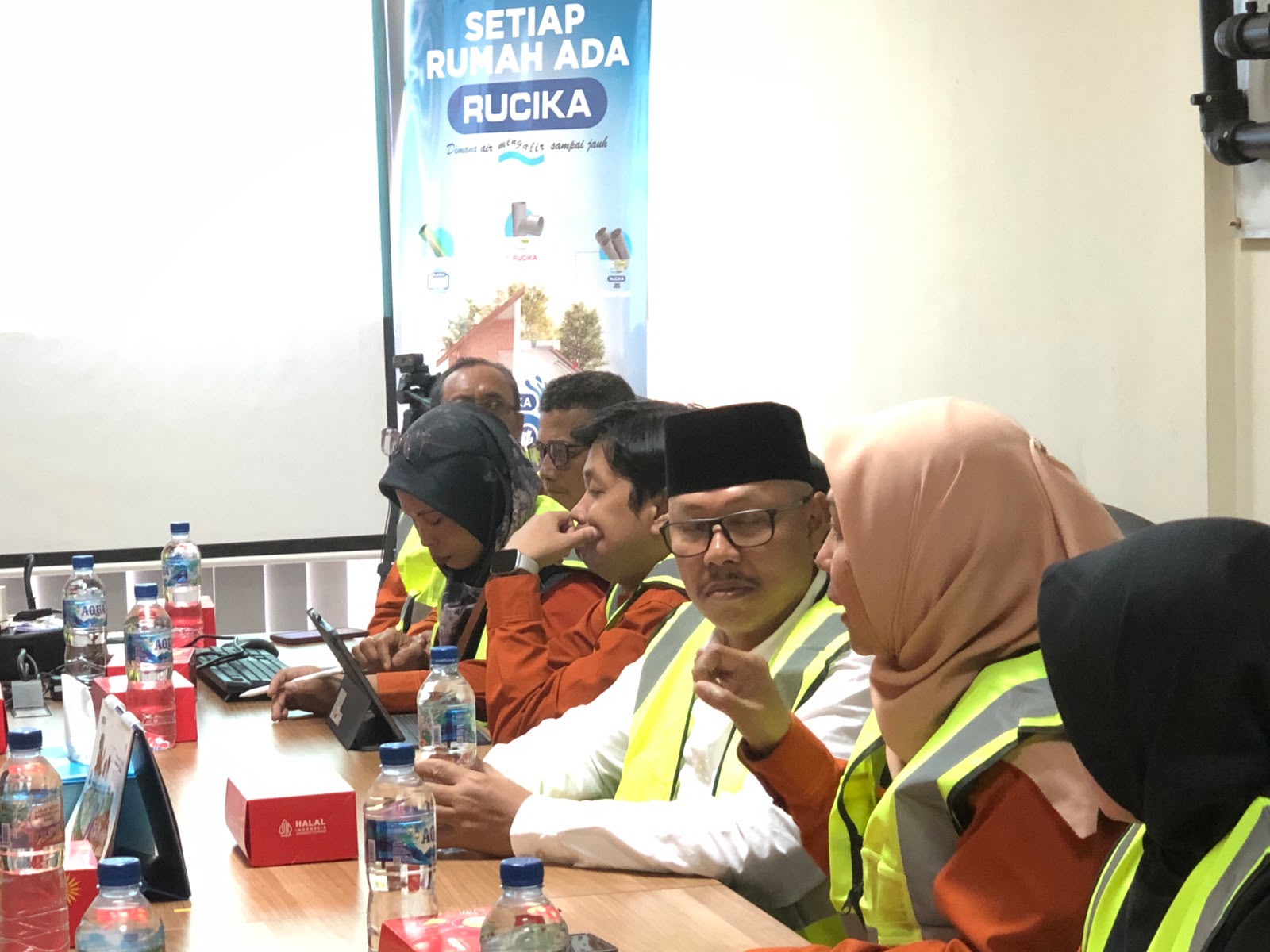 Ketua Komite IV DPD RI Ahmad Nawardi dan Kepala BPS Gresik Indriya Purwaningsih saat Sensus Ekonomi di PT Wahana Duta Jaya Rucika. (Foto: Andika DP)