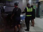 Personel Satlantas Polres Gresik mengawal ibu hendak melahirkan di RSUD Ibnu Sina. (Foto: Ist)