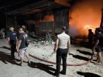 Kebakaran gudang besi tua di Sukodadi, Lamongan. (Foto: Ist) Kebakaran gudang besi tua di Sukodadi, Lamongan. (Foto: Ist)