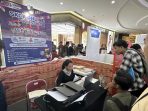 Para pencari kerja menggunakan layanan SKCK Online Polres Gresik di Job Fair 2026. Para pencari kerja menggunakan layanan SKCK Online Polres Gresik di Job Fair 2026.