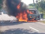 Kondisi mobil pikap terbakar. (Foto: Ist) Kondisi mobil pikap terbakar. (Foto: Ist)