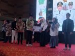 Bupati Sidoarjo Subandi, saat memberikan beasiswa secara simbolis di MPP Sidoarjo. (Foto: Achmad Adi Nurcahya)
