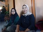 Nur Susanti (kerudung cokelat) dan Ayu (kerudung hitam) ibu kedua korban saat ditemui di kediamannya. (Foto: Achmad Adi Nurcahya)