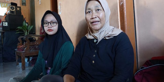 Nur Susanti (kerudung cokelat) dan Ayu (kerudung hitam) ibu kedua korban saat ditemui di kediamannya. (Foto: Achmad Adi Nurcahya)