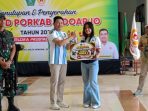 Bupati Sidoarjo Subandi saat berikan reward kepada para atlet yang menjadi juara di Porkab 2026. (Foto: Achmad Adi Nurcahya) Bupati Sidoarjo Subandi saat berikan reward kepada para atlet yang menjadi juara di Porkab 2026. (Foto: Achmad Adi Nurcahya)