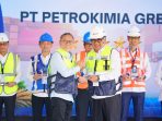 Menko Pangan Zulkifli Hasan (kiri) menyerahkan penghargaan kepada Direktur Utama Petrokimia Gresik Daconi Khotob. (Foto: Ist/Komkor PG) Menko Pangan Zulkifli Hasan (kiri) menyerahkan penghargaan kepada Direktur Utama Petrokimia Gresik Daconi Khotob. (Foto: Ist/Komkor PG)