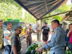 Satpol PP Jember saat memberi peringatan kepada PKL yang berada di trotoar. (Foto: Ist) Satpol PP Jember saat memberi peringatan kepada PKL yang berada di trotoar. (Foto: Ist)