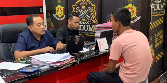 Pelaku saat diamankan di Mapolres Jember. (Foto: Aji)
