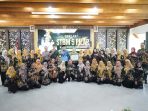 Bupati Sidoarjo Subandi bersama tim Sanitarian Puskesmas di Pendopo Delta Wibawa. (Foto: Ist) Bupati Sidoarjo Subandi bersama tim Sanitarian Puskesmas di Pendopo Delta Wibawa. (Foto: Ist)