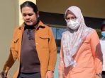 Mantan Bupati Sumbawa Dewi Noviany (kanan) saat akan dibawa ke sel tahanan di Pengadilan Tipikor Mataram beberapa waktu lalu. (Foto: Ist) Mantan Bupati Sumbawa Dewi Noviany (kanan) saat akan dibawa ke sel tahanan di Pengadilan Tipikor Mataram beberapa waktu lalu. (Foto: Ist)