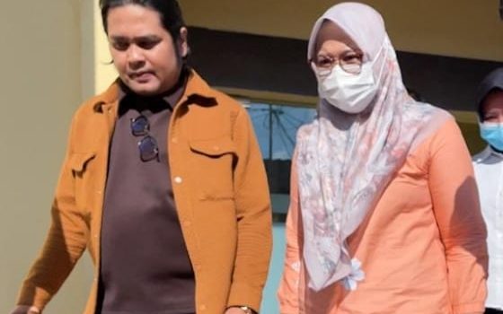 Mantan Bupati Sumbawa Dewi Noviany (kanan) saat akan dibawa ke sel tahanan di Pengadilan Tipikor Mataram beberapa waktu lalu. (Foto: Ist)