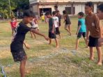 Ratusan anak mengikuti permainan tradisional dalam kegiatan "Dolanan Bareng Anak Desa" di Alun-alun Cemara, Desa Miagan, Jombang. (Foto: Teguh)