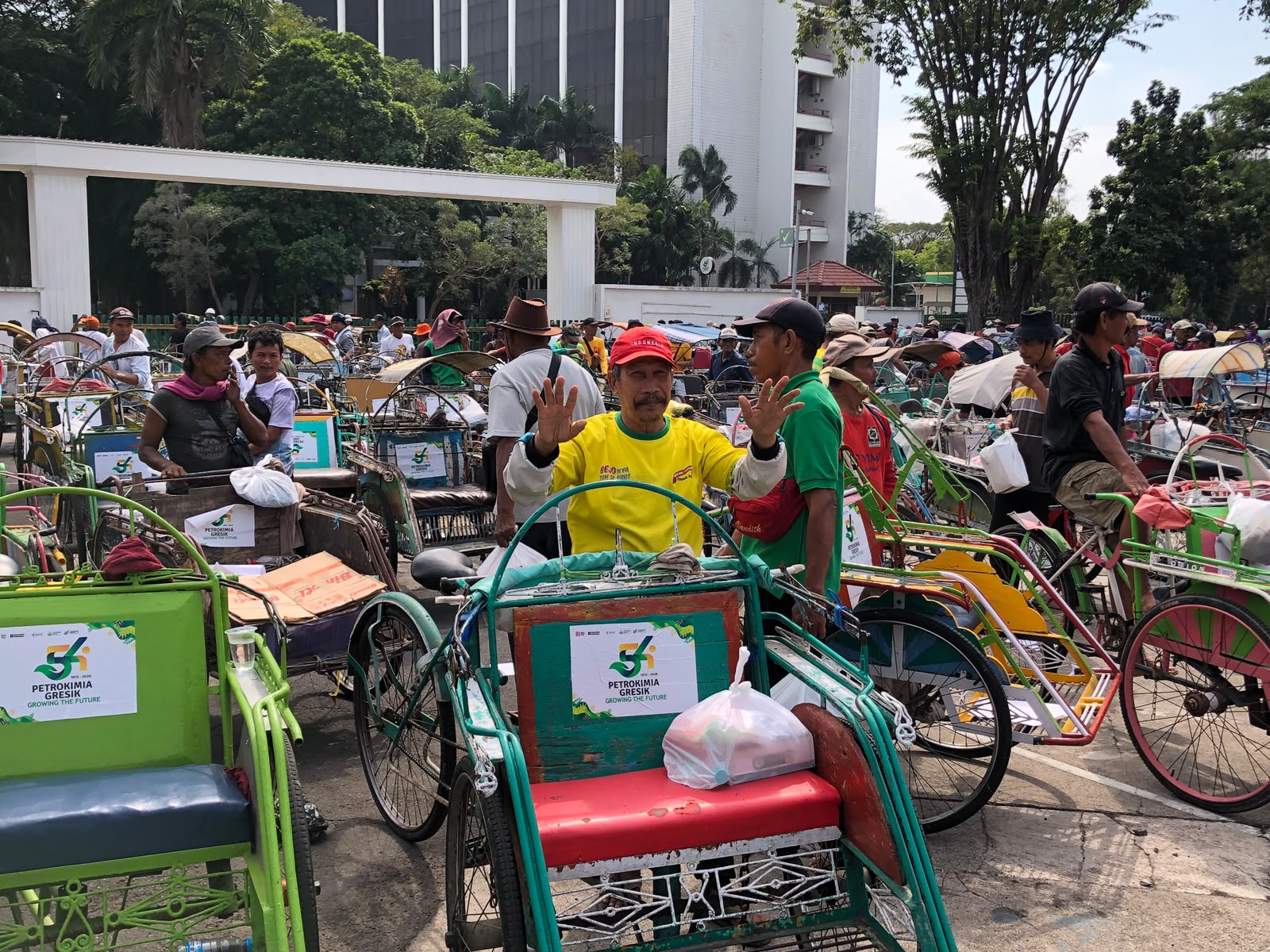 Jalali, salah satu abang becak yang menerima berkah HUT ke-54 Petrokimia Gresik.
