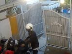 Pelaku curanmor saat melancarkan aksinya di Perumahan Taman Puspa, Desa Anggaswangi, Kecamatan Sukodono, Sidoarjo. (Foto: Ist) Pelaku curanmor saat melancarkan aksinya di Perumahan Taman Puspa, Desa Anggaswangi, Kecamatan Sukodono, Sidoarjo. (Foto: Ist)