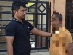 Pelaku (kanan) pencurian uang kotak amal diamankan petugas. (Foto: Ist)