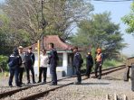 DJKA beserta Balai Teknik Perkerataapian mengecek trek jalur kereta yang terletak di barat tanggul lumpur Lapindo, Sidoarjo. (Foto: Ist)