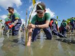 Kegiatan penanaman mangrove ini merupakan bagian dari rangkaian peringatan Hari Lingkungan Hidup Sedunia 2026 yang dilaksanakan di kawasan tambak Desa Karangrejo, Kecamatan Manyar, Kabupaten Gresik, Sabtu (6/6), sekaligus menjadi bagian dari target penanaman 50.000 bibit mangrove di kawasan konservasi yang dikelola PTFI. (Foto: Ist) Kegiatan penanaman mangrove ini merupakan bagian dari rangkaian peringatan Hari Lingkungan Hidup Sedunia 2026 yang dilaksanakan di kawasan tambak Desa Karangrejo, Kecamatan Manyar, Kabupaten Gresik, Sabtu (6/6), sekaligus menjadi bagian dari target penanaman 50.000 bibit mangrove di kawasan konservasi yang dikelola PTFI. (Foto: Ist)