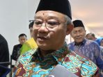 Mendikdasmen Prof Abdul Mu'ti saat diwawancarai awak media di Sidoarjo. (Foto: Achmad Adi Nurcahya)