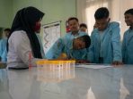 Para siswa SMA Bumi Shalawat saat mengantre tes urine. (Foto: Achmad Adi Nurcahya) Para siswa SMA Bumi Shalawat saat mengantre tes urine. (Foto: Achmad Adi Nurcahya)