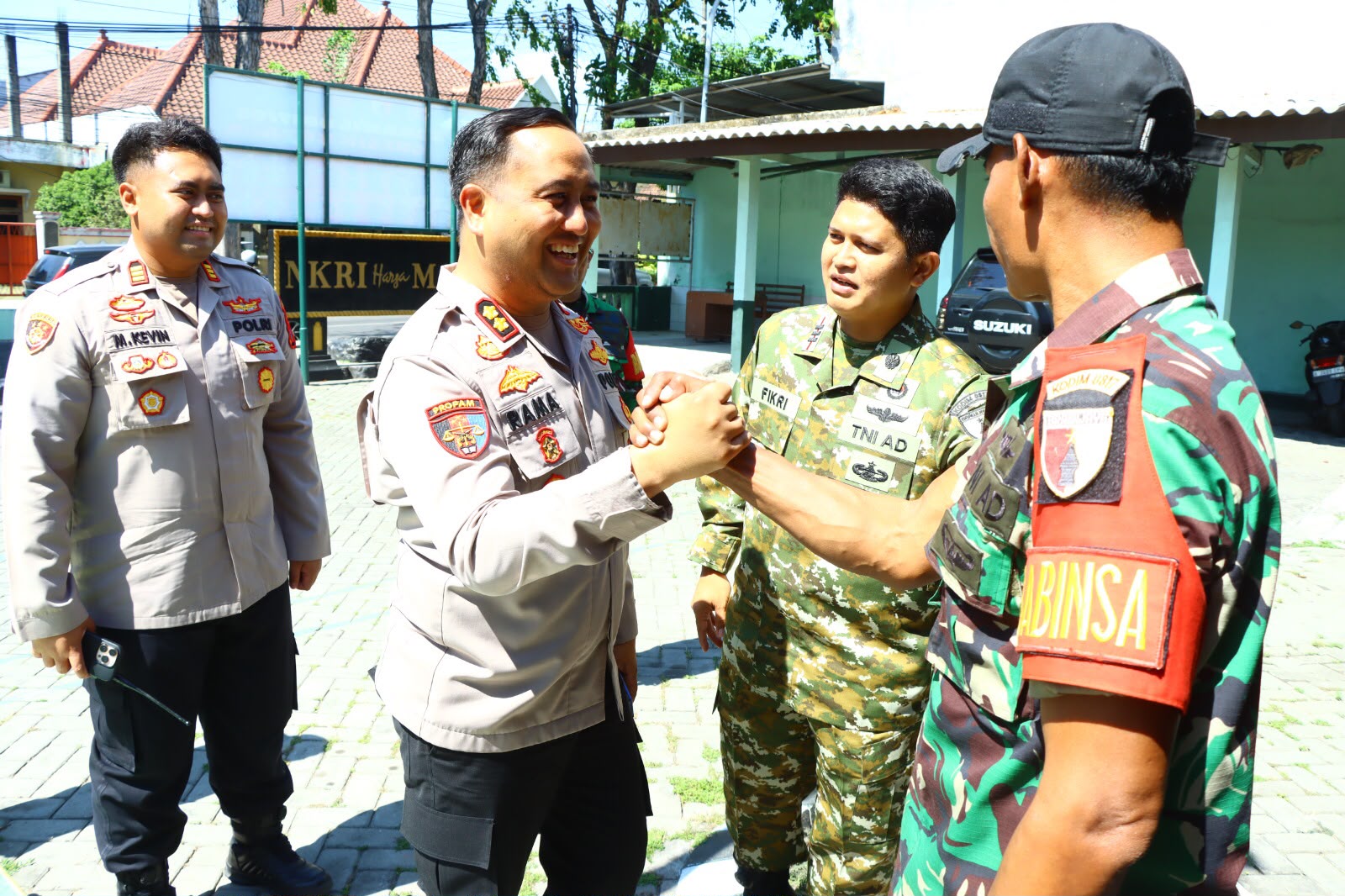 Kapolres Gresik AKBP Ramadhan Nasution saat kunjungi Koramil Kota. (Foto: Ist)