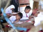Di ruang kelas sederhana yang dindingnya mulai lapuk dan atapnya berlubang tak memadamkan semangat para siswa SDN Kupang lV Sidoarjo. (Foto: Ist)