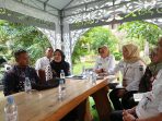 Dialog Dinas Kesehatan Sidoarjo di halaman Kantor Setda Kabupaten Sidoarjo. (Foto: Achmad Adi Nurcahya)