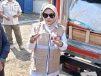 Wabup Sidoarjo Mimik Idayana saat menunjukan rokok ilegal tanpa pita cukai. (Foto: Achmad Adi Nurcahya) Wabup Sidoarjo Mimik Idayana saat menunjukan rokok ilegal tanpa pita cukai. (Foto: Achmad Adi Nurcahya)