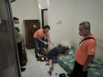 IMG-20260701-WA0014 Polisi saat melakukan olah TKP di kamar kost. (istimewa)
