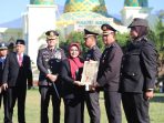 Bupati Magetan Nanik Endang Rusminiarti menyerahkan penghargaan kepada sejumlah personel Polres