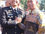 Kapolres berikan penghargaan kepada Sugiarto