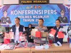 Wakapolres Kompol Didid Wahyu Agustyawan didampingi para kasat kasi Humas saat menunjukkan barang bukti hasil ungkap kasus periode Januari-Juni 2026. (Agus Karyono)