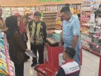 Petugas Disperindag cek barang toko swalayan.