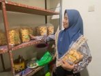 IMG-20260703-WA0009 Setyaningsih menunjukkan kue tradisional plemben buatannya. (istimewa)