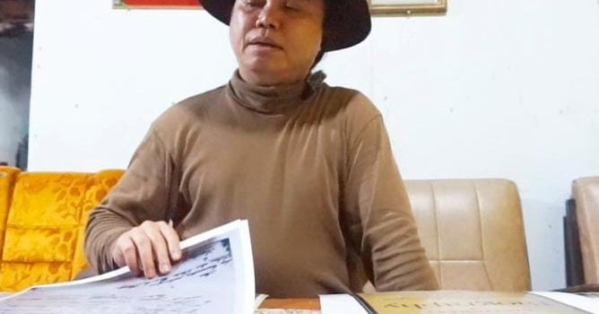 Gus Binhad saat menunjukkan dokumen.(istimewa)