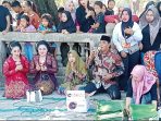 IMG-20260703-WA0019 Kepala Desa bersama ratusan warga Dusun Kepanjen, Desa Kepanjen, Kecamatan Pace, Nganjuk, saat duduk bersila dalam ritual sakral Nyadran di area Makam Mbah Panji