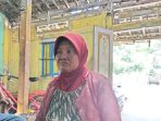 Ngatini, 69, penjual sayur keliling asal Desa Banjardowo, Kecamatan Kabuh, Jombang, saat menceritakan persoalan utang.(istimewa)