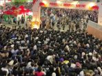 Kondisi pintu masuk pagar yang roboh akibat saling berdesakan. (Istimewa)