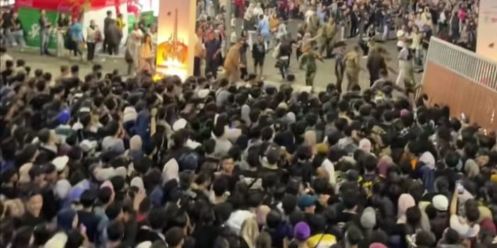 Kondisi pintu masuk pagar yang roboh akibat saling berdesakan. (Istimewa)