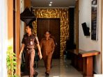 IMG-20260706-WA0005 Sekretaris Daerah Kabupaten Nganjuk, Nur Solekan dengan pakaian dinas lengkap saat memasuki salah satu ruang Kantor Kejaksaan Negeri Nganjuk