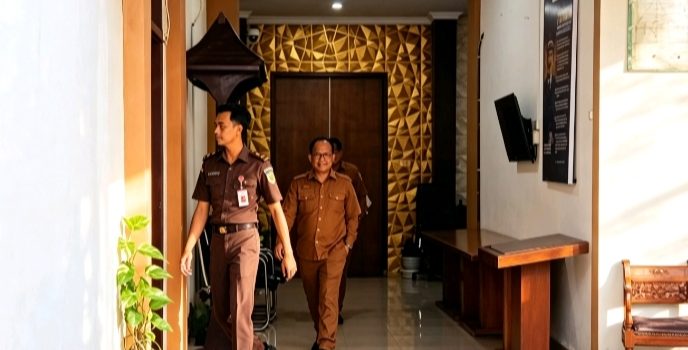 Sekretaris Daerah Kabupaten Nganjuk, Nur Solekan dengan pakaian dinas lengkap saat memasuki salah satu ruang Kantor Kejaksaan Negeri Nganjuk