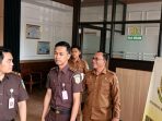 IMG-20260706-WA0007 Sekretaris Daerah (Sekda) Kabupaten Nganjuk, Nur Solekan, saat tiba di Kantor Kejari Nganjuk untuk menjalani pemeriksaan sebagai saksi terkait dugaan kasus korupsi proyek Bendungan Margopatut Sawahan.